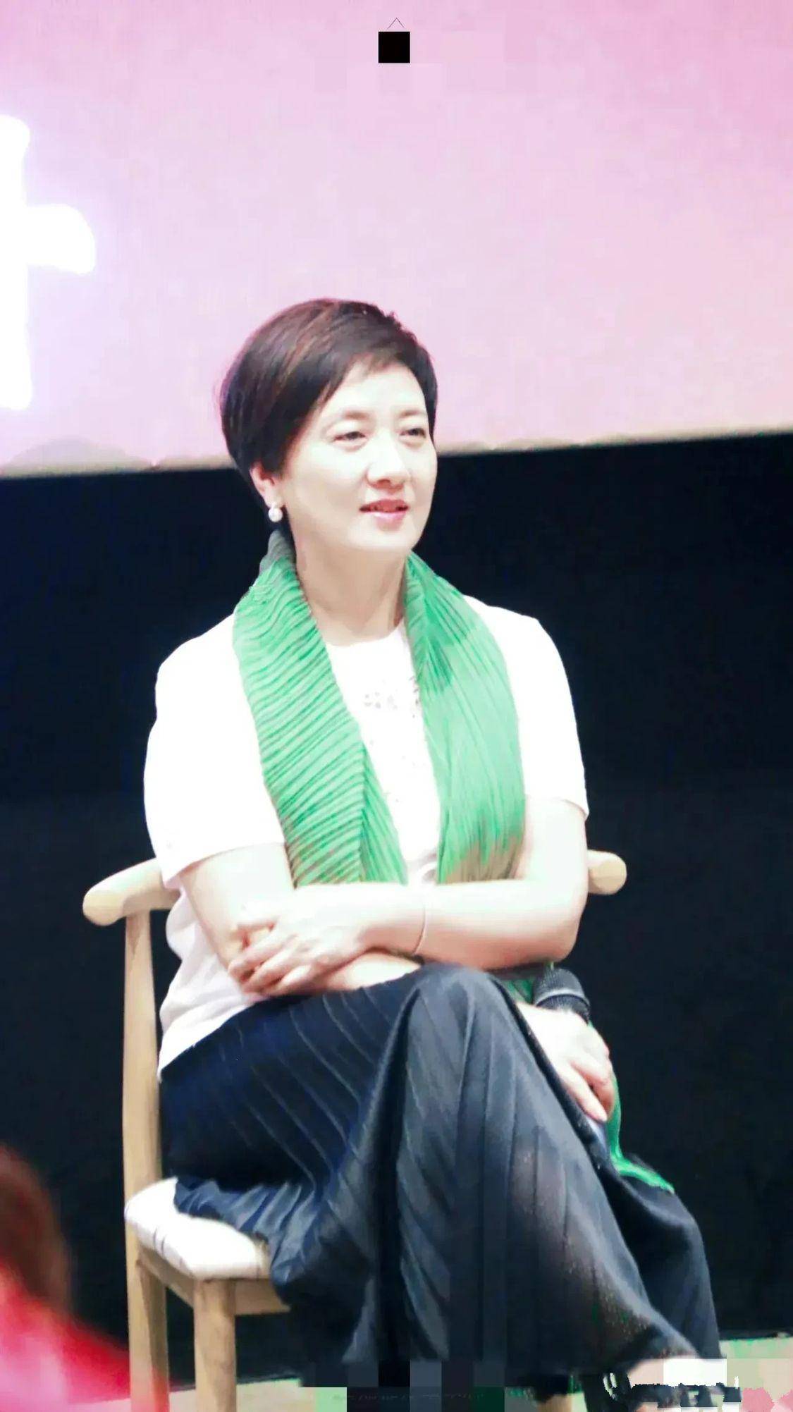 64岁邓婕不整容但穿的减龄，白T恤配绿丝巾珍珠耳环，优雅贵气！