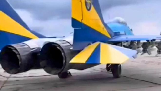 挂载空空导弹的乌克兰空军米格-29表演机。