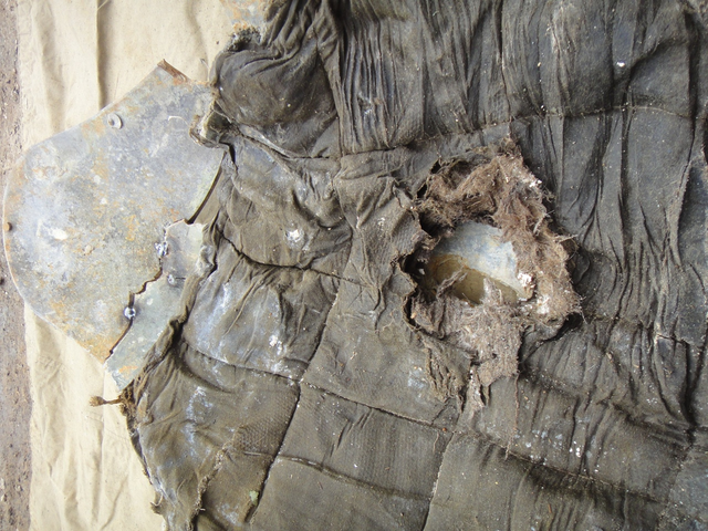 77年前一飞行员失踪,发现时胸口有22毫米大洞,配枪像新的一样休闲区蓝鸢梦想 - Www.slyday.coM 77年前一飞行员失踪,发现时胸口有22毫米大洞,配枪像新的一样休闲区蓝鸢梦想 - Www.slyday.coM