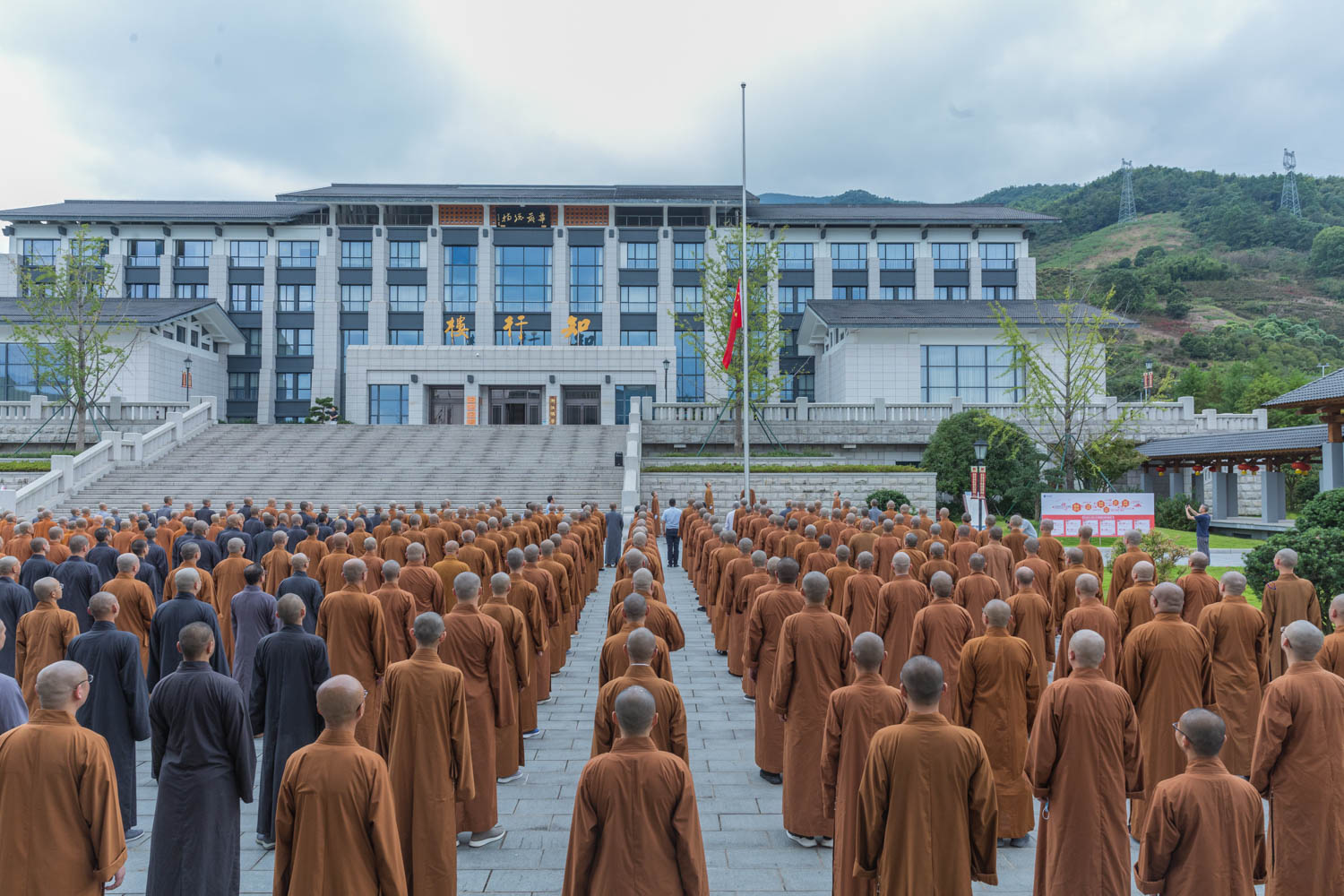 浙江佛学院是宁波第二所本科佛学院,另一所在宁海的慈云佛学院,规模也