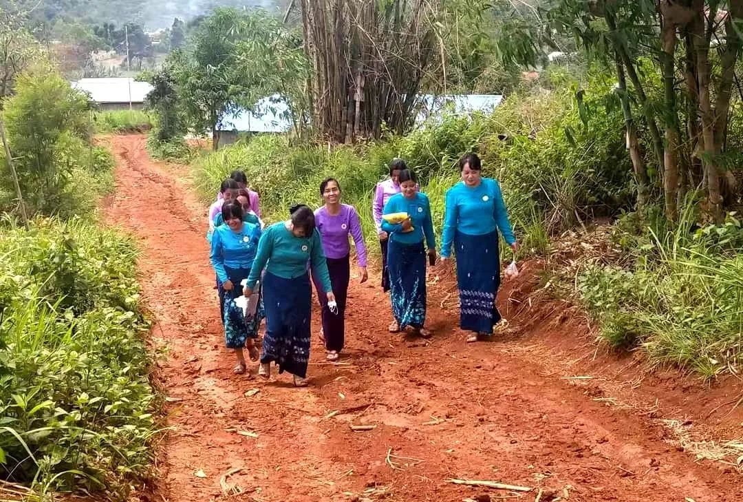 掸邦北部老街妇幼保健协会前往田坝寨乡看望老年妇女