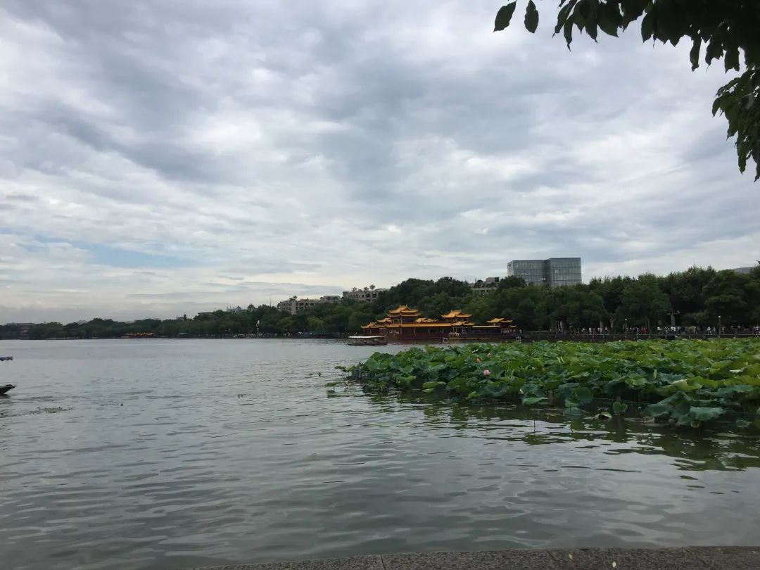 一个走出抑郁症的女孩:与原生家庭和解,辗转4个城市,相信明天会变好休闲区蓝鸢梦想 - Www.slyday.coM 一个走出抑郁症的女孩:与原生家庭和解,辗转4个城市,相信明天会变好休闲区蓝鸢梦想 - Www.slyday.coM