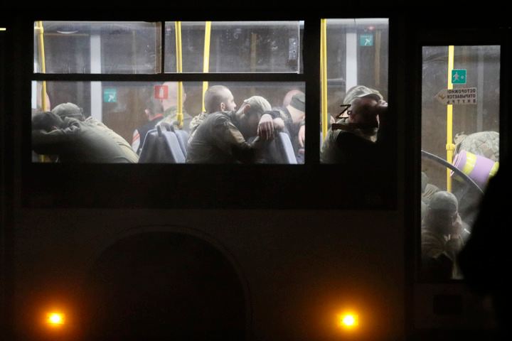 ▲5月20日，载着乌克兰武装人员的巴士抵达俄军控制的奥列尼夫卡镇。新华社发（维克托 摄）