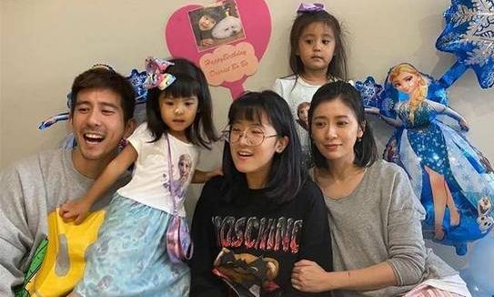 贾静雯大女儿梧桐妹染黄发穿露背装参加同学聚会年仅16岁