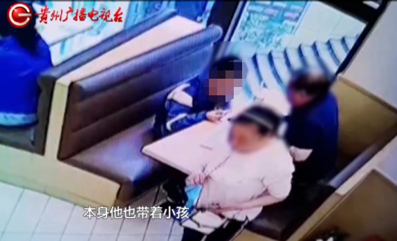 男子餐厅捡到包,接下来的操作让人无语!更气的是他还带着一孩子休闲区蓝鸢梦想 - Www.slyday.coM 男子餐厅捡到包,接下来的操作让人无语!更气的是他还带着一孩子休闲区蓝鸢梦想 - Www.slyday.coM