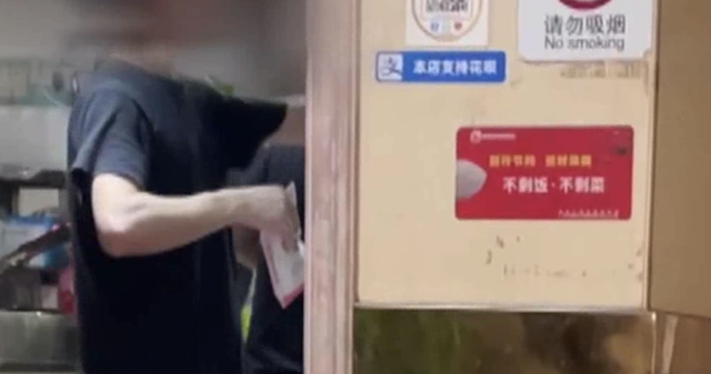 用嘴尝粥、徒手抓食物…网红粥店后厨曝光!记者走访广州门店→休闲区蓝鸢梦想 - Www.slyday.coM 用嘴尝粥、徒手抓食物…网红粥店后厨曝光!记者走访广州门店→休闲区蓝鸢梦想 - Www.slyday.coM