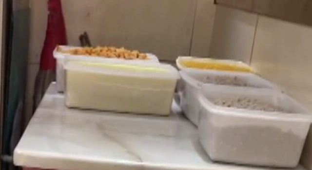 用嘴尝粥、徒手抓食物…网红粥店后厨曝光!记者走访广州门店→休闲区蓝鸢梦想 - Www.slyday.coM 用嘴尝粥、徒手抓食物…网红粥店后厨曝光!记者走访广州门店→休闲区蓝鸢梦想 - Www.slyday.coM