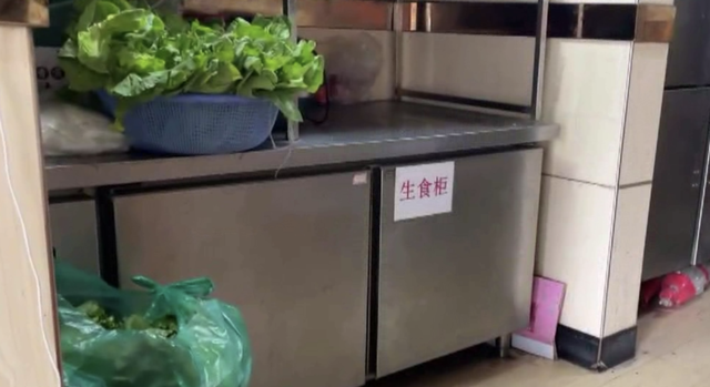 用嘴尝粥、徒手抓食物…网红粥店后厨曝光!记者走访广州门店→休闲区蓝鸢梦想 - Www.slyday.coM 用嘴尝粥、徒手抓食物…网红粥店后厨曝光!记者走访广州门店→休闲区蓝鸢梦想 - Www.slyday.coM