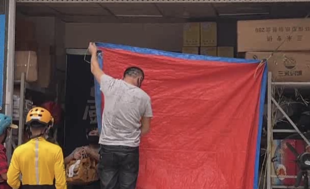 用嘴尝粥、徒手抓食物…网红粥店后厨曝光!记者走访广州门店→休闲区蓝鸢梦想 - Www.slyday.coM 用嘴尝粥、徒手抓食物…网红粥店后厨曝光!记者走访广州门店→休闲区蓝鸢梦想 - Www.slyday.coM