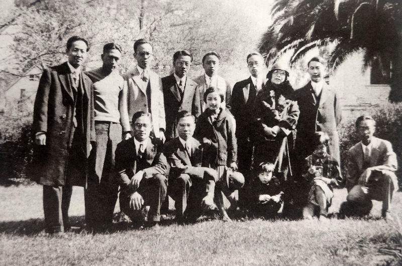 1932年3月,赵元任(站立排左一,杨步伟(站立排右二,刘廷藩(站立排右