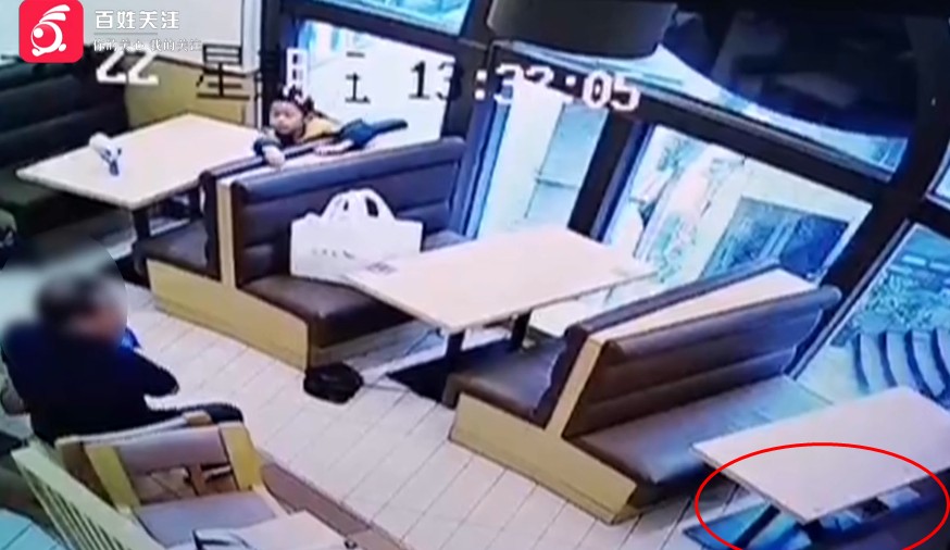 男子餐厅捡到包,接下来的操作让人无语!更气的是他还带着一孩子休闲区蓝鸢梦想 - Www.slyday.coM 男子餐厅捡到包,接下来的操作让人无语!更气的是他还带着一孩子休闲区蓝鸢梦想 - Www.slyday.coM