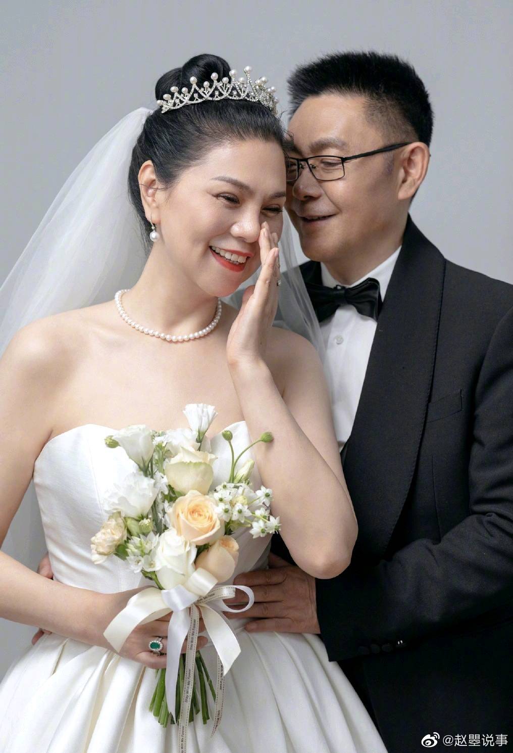 6月10日，沈梦辰社交平台分享了一组父母最近拍的婚纱照……