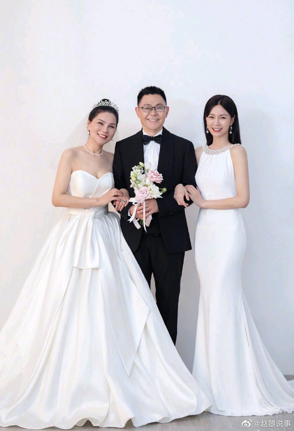 6月10日，沈梦辰社交平台分享了一组父母最近拍的婚纱照……