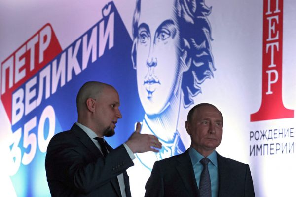 9日，俄罗斯总统普京（右）在莫斯科参观纪念彼得大帝350周年诞辰的展览。（法新社）