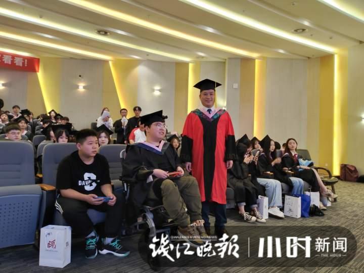 我们跟踪报道8年的肌无力小伙今天穿上学士服,他说:未来的道路上继续努力攀登休闲区蓝鸢梦想 - Www.slyday.coM 我们跟踪报道8年的肌无力小伙今天穿上学士服,他说:未来的道路上继续努力攀登休闲区蓝鸢梦想 - Www.slyday.coM