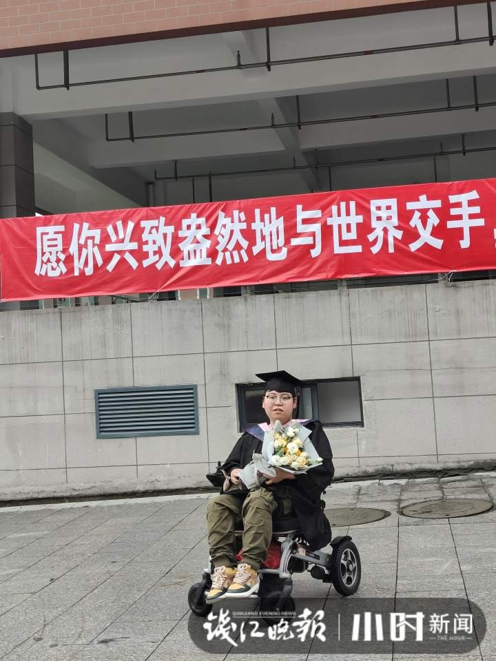 我们跟踪报道8年的肌无力小伙今天穿上学士服,他说:未来的道路上继续努力攀登休闲区蓝鸢梦想 - Www.slyday.coM 我们跟踪报道8年的肌无力小伙今天穿上学士服,他说:未来的道路上继续努力攀登休闲区蓝鸢梦想 - Www.slyday.coM