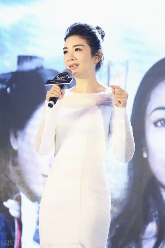 39岁郭晶晶和43岁黄奕同框“豪门”简约黑太高雅 轻松完胜黄奕郭晶晶豪门