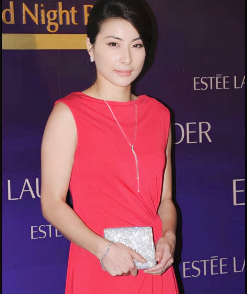 39岁郭晶晶和43岁黄奕同框“豪门”简约黑太高雅 轻松完胜黄奕郭晶晶豪门