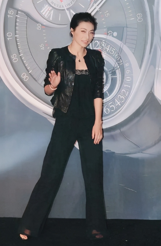 39岁郭晶晶和43岁黄奕同框“豪门”简约黑太高雅 轻松完胜黄奕郭晶晶豪门