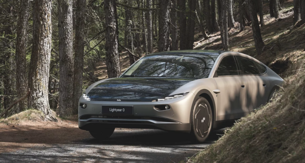 七个月无需充电！全球首台可量产太阳能汽车问世！