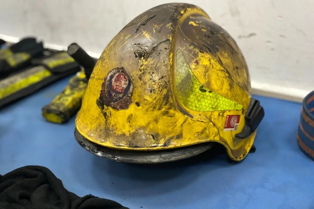 泪崩!火灾中牺牲的“00后”消防员已无亲人在世...休闲区蓝鸢梦想 - Www.slyday.coM 泪崩!火灾中牺牲的“00后”消防员已无亲人在世...休闲区蓝鸢梦想 - Www.slyday.coM