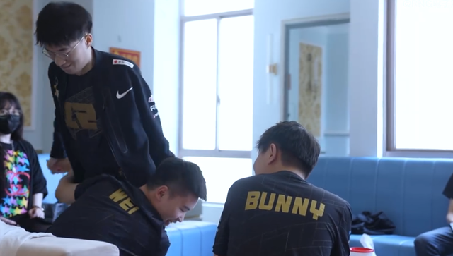 RNG发布定妆照拍摄花絮,wei疯狂调侃小虎!98兄弟尽显“基情”?休闲区蓝鸢梦想 - Www.slyday.coM RNG发布定妆照拍摄花絮,wei疯狂调侃小虎!98兄弟尽显“基情”?休闲区蓝鸢梦想 - Www.slyday.coM