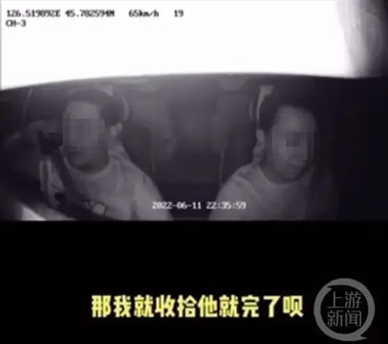 ▲视频显示,乘客(左)打电话通知执法人员,要“收拾”司机。图片来源/视频截图