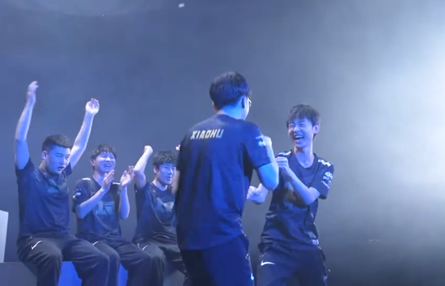 RNG发布定妆照拍摄花絮,wei疯狂调侃小虎!98兄弟尽显“基情”?休闲区蓝鸢梦想 - Www.slyday.coM RNG发布定妆照拍摄花絮,wei疯狂调侃小虎!98兄弟尽显“基情”?休闲区蓝鸢梦想 - Www.slyday.coM