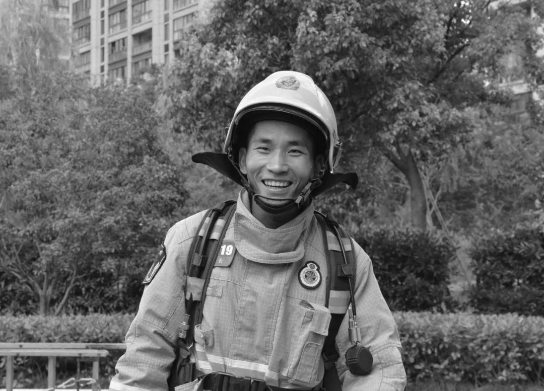 泪崩!火灾中牺牲的“00后”消防员已无亲人在世...休闲区蓝鸢梦想 - Www.slyday.coM 泪崩!火灾中牺牲的“00后”消防员已无亲人在世...休闲区蓝鸢梦想 - Www.slyday.coM