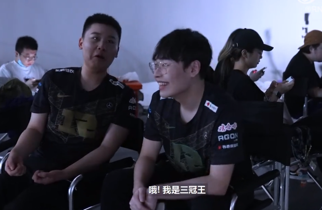 RNG发布定妆照拍摄花絮,wei疯狂调侃小虎!98兄弟尽显“基情”?休闲区蓝鸢梦想 - Www.slyday.coM RNG发布定妆照拍摄花絮,wei疯狂调侃小虎!98兄弟尽显“基情”?休闲区蓝鸢梦想 - Www.slyday.coM