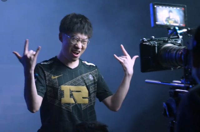 RNG发布定妆照拍摄花絮,wei疯狂调侃小虎!98兄弟尽显“基情”?休闲区蓝鸢梦想 - Www.slyday.coM RNG发布定妆照拍摄花絮,wei疯狂调侃小虎!98兄弟尽显“基情”?休闲区蓝鸢梦想 - Www.slyday.coM