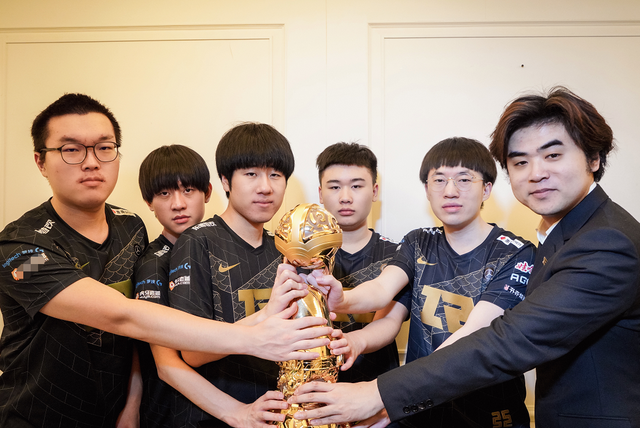 RNG发布定妆照拍摄花絮,wei疯狂调侃小虎!98兄弟尽显“基情”?休闲区蓝鸢梦想 - Www.slyday.coM RNG发布定妆照拍摄花絮,wei疯狂调侃小虎!98兄弟尽显“基情”?休闲区蓝鸢梦想 - Www.slyday.coM