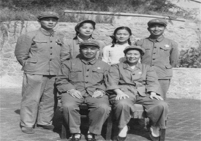 开国少将易耀彩携妻还乡,发现童养媳苦等22年,他的选择让人泪目休闲区蓝鸢梦想 - Www.slyday.coM 开国少将易耀彩携妻还乡,发现童养媳苦等22年,他的选择让人泪目休闲区蓝鸢梦想 - Www.slyday.coM