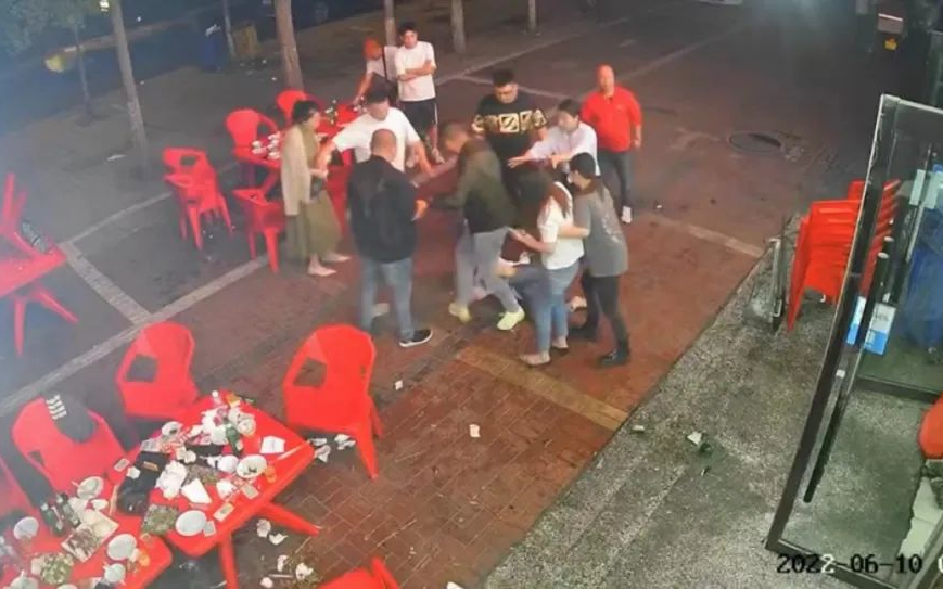 ▲画面显示,几名嫌疑人将被害女子拖至店外继续施暴。图/事发烧烤店监控视频截图