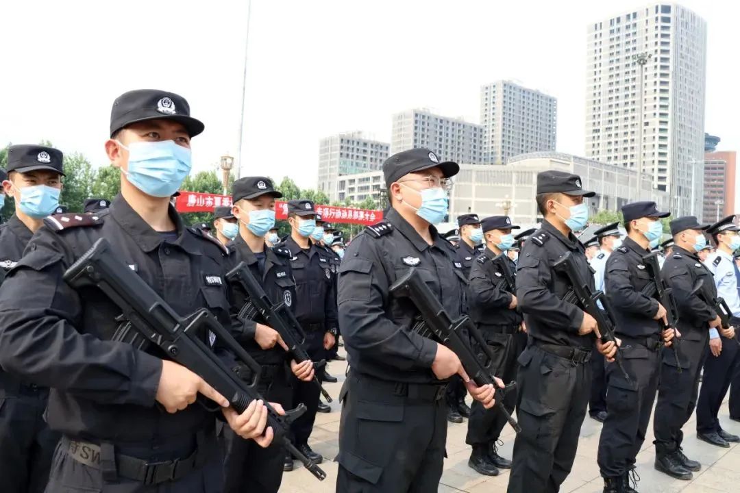 6月12日参加“雷霆风暴”动员部署大会的民警。图片来源：唐山市公安局微信公众号