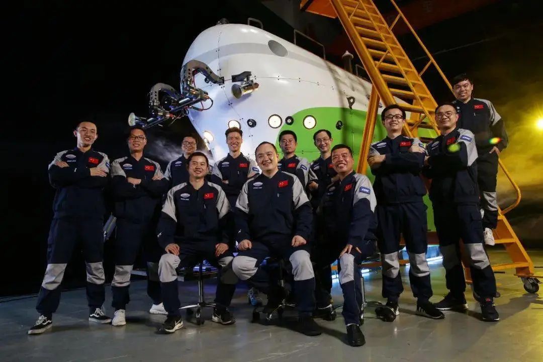 现在,全世界40多人去过深海一万米,其中27位是中国人休闲区蓝鸢梦想 - Www.slyday.coM 现在,全世界40多人去过深海一万米,其中27位是中国人休闲区蓝鸢梦想 - Www.slyday.coM