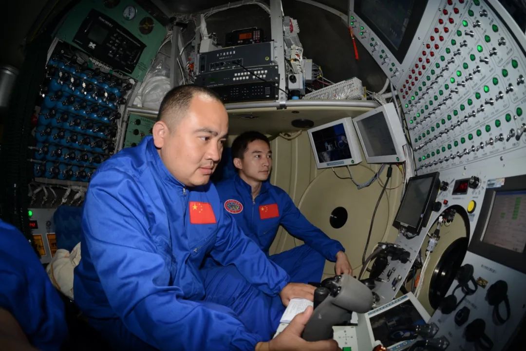 现在,全世界40多人去过深海一万米,其中27位是中国人休闲区蓝鸢梦想 - Www.slyday.coM 现在,全世界40多人去过深海一万米,其中27位是中国人休闲区蓝鸢梦想 - Www.slyday.coM