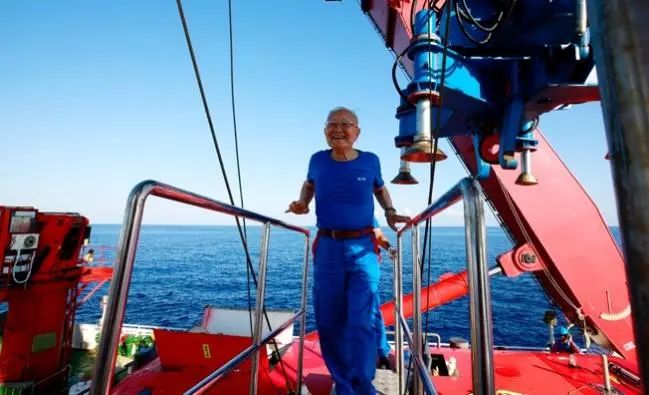 现在,全世界40多人去过深海一万米,其中27位是中国人休闲区蓝鸢梦想 - Www.slyday.coM 现在,全世界40多人去过深海一万米,其中27位是中国人休闲区蓝鸢梦想 - Www.slyday.coM