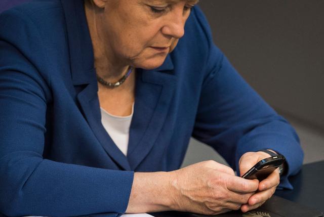 ▲2015年7月3日德国前总理默克尔在位于柏林的联邦议院开会时使用手机。资料照片。图/新华社/法新