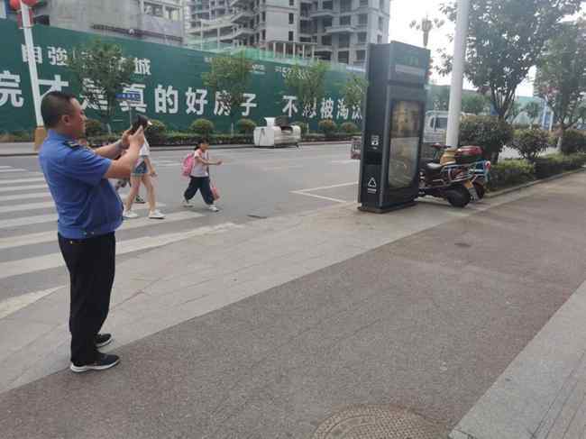 城管执法人员用移动终端完成处置后核查—机动车非法占道清理