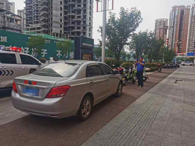 城管执法人员用移动终端完成案件采集—机动车非法占道停车