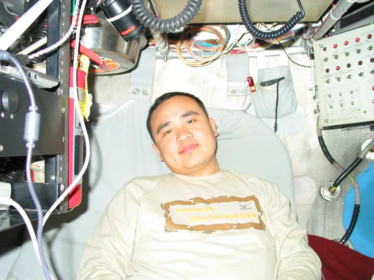 现在,全世界40多人去过深海一万米,其中27位是中国人休闲区蓝鸢梦想 - Www.slyday.coM 现在,全世界40多人去过深海一万米,其中27位是中国人休闲区蓝鸢梦想 - Www.slyday.coM