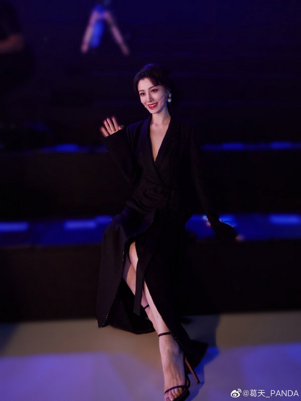 葛天《薪剧场》化身领笑员 邀您锁定《开播!情景喜剧》休闲区蓝鸢梦想 - Www.slyday.coM 葛天《薪剧场》化身领笑员 邀您锁定《开播!情景喜剧》休闲区蓝鸢梦想 - Www.slyday.coM