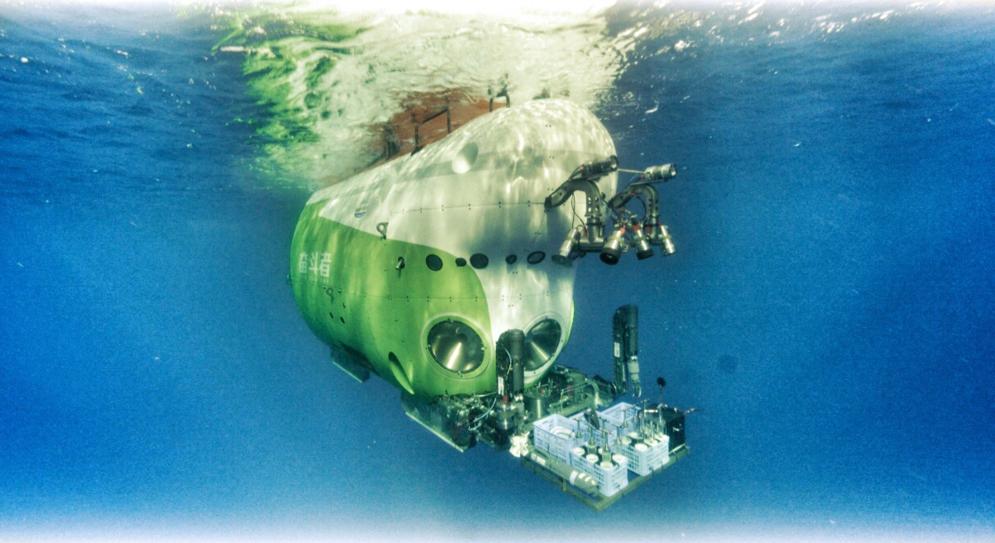 现在,全世界40多人去过深海一万米,其中27位是中国人休闲区蓝鸢梦想 - Www.slyday.coM 现在,全世界40多人去过深海一万米,其中27位是中国人休闲区蓝鸢梦想 - Www.slyday.coM