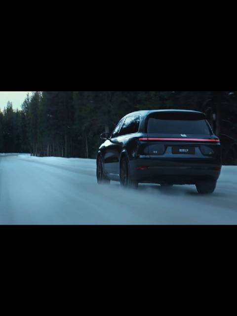 理想官网上新了一条 L9 的视频，视频里有黑色 L9 和橙棕色内饰