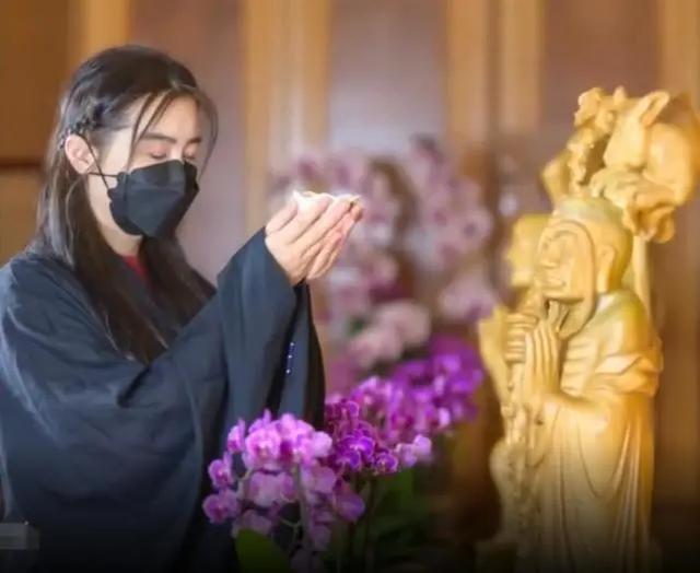 网友偶遇55岁王祖贤,苏州寺庙虔诚祈福,身边小男孩成议论焦点休闲区蓝鸢梦想 - Www.slyday.coM 网友偶遇55岁王祖贤,苏州寺庙虔诚祈福,身边小男孩成议论焦点休闲区蓝鸢梦想 - Www.slyday.coM