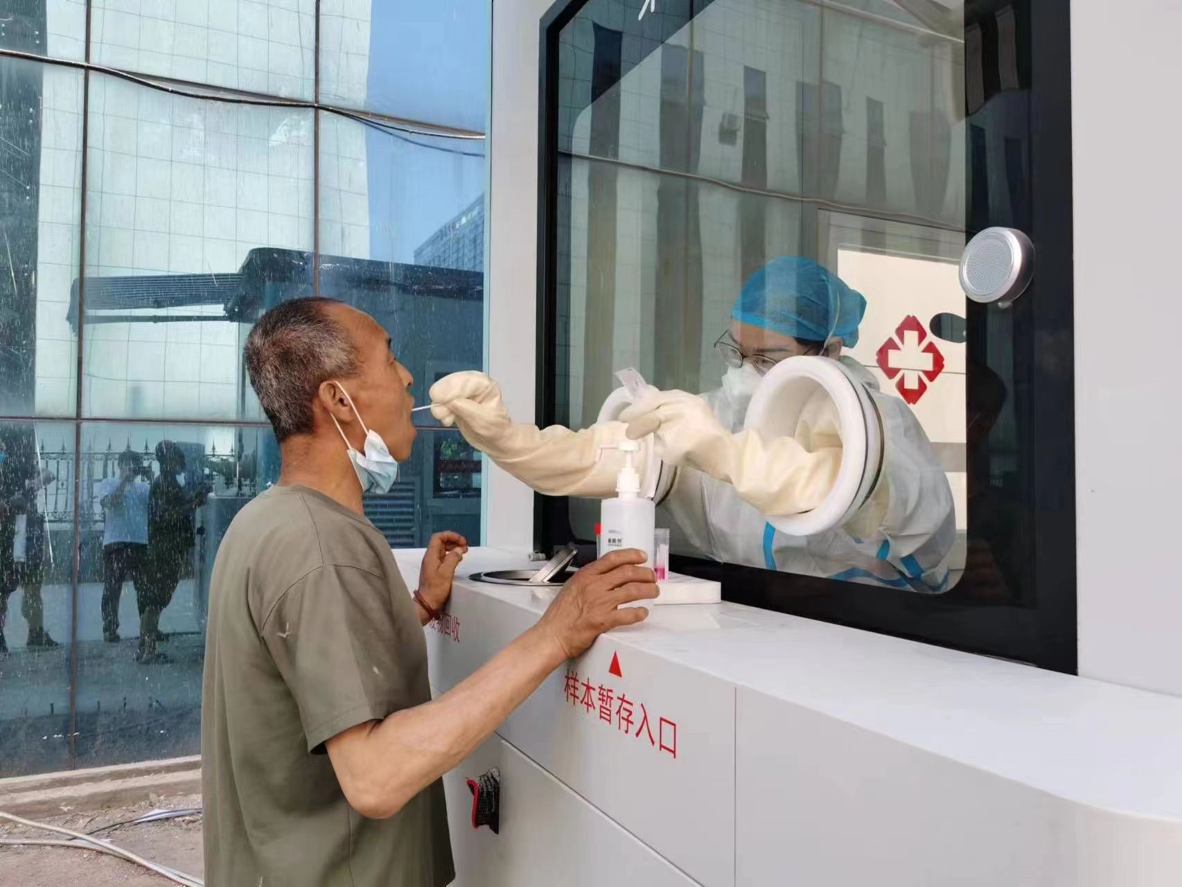 河北畅雅环保工程有限公司向石家庄市捐赠智能核酸采样工作站(亭)