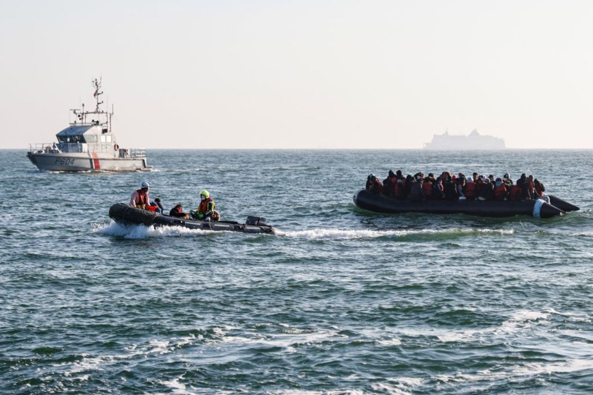试图从英吉利海峡偷渡至英国的难民。图片来源：法新社
