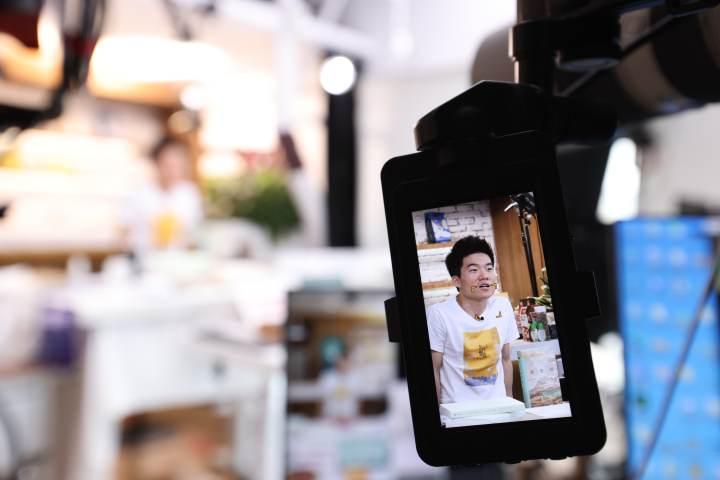 从新东方名师到直播带货清流,董宇辉逆风翻盘背后:大家在平凡的我身上看见自己的影子休闲区蓝鸢梦想 - Www.slyday.coM 从新东方名师到直播带货清流,董宇辉逆风翻盘背后:大家在平凡的我身上看见自己的影子休闲区蓝鸢梦想 - Www.slyday.coM