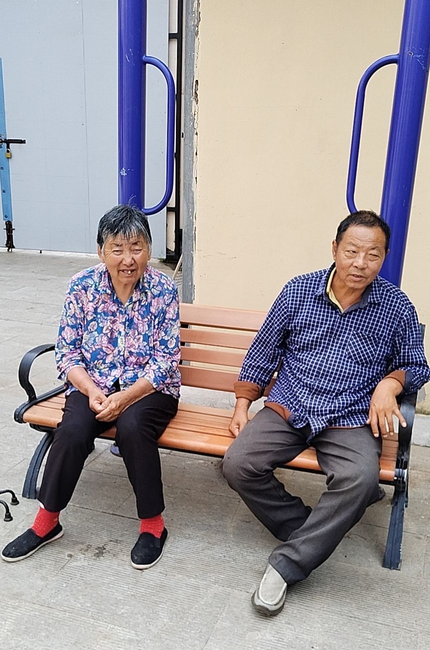 王桂芝,石庆才正在院子里玩儿牌.